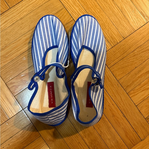Vibi Venezia Mary Janes - Picture 2 of 5